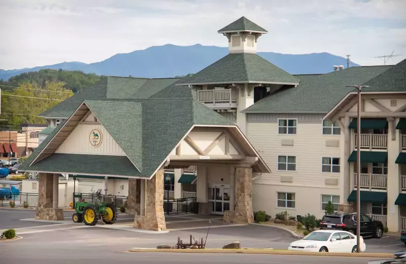 The Lodge at Five Oaks hotel on the Parkway