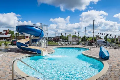 Lodge at Five Oaks pool