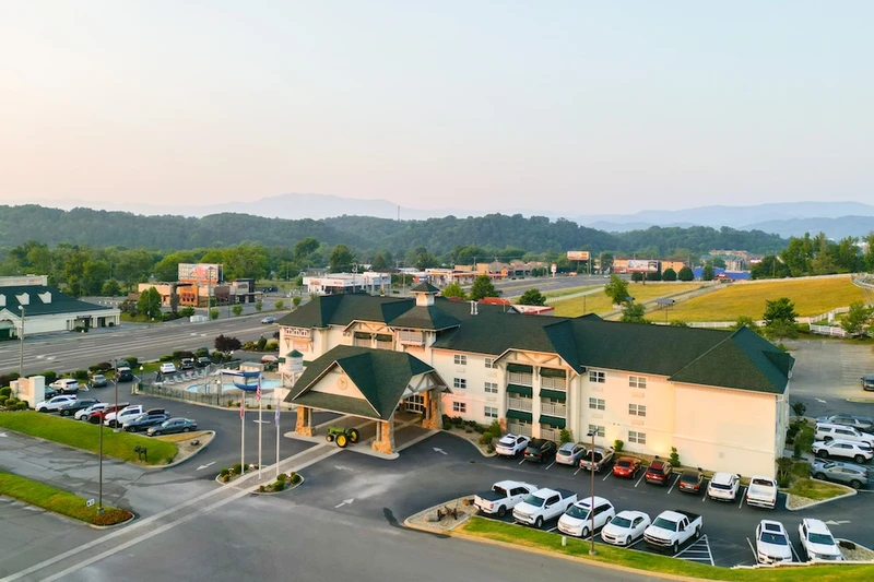 Lodge at Five Oaks evening