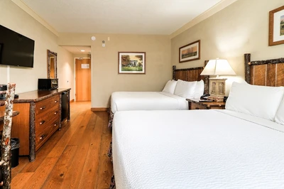Lodge at Five Oaks queen room