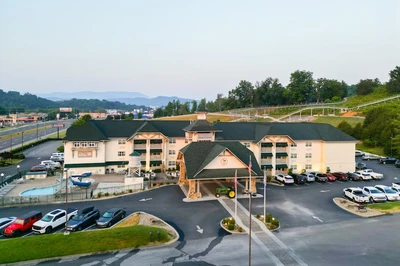 Lodge at Five Oaks along Parkway