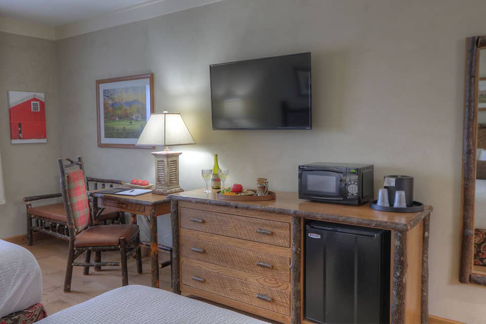 Rustic decor and flat screen television in Sevierville hotel The Lodge at Five Oaks
