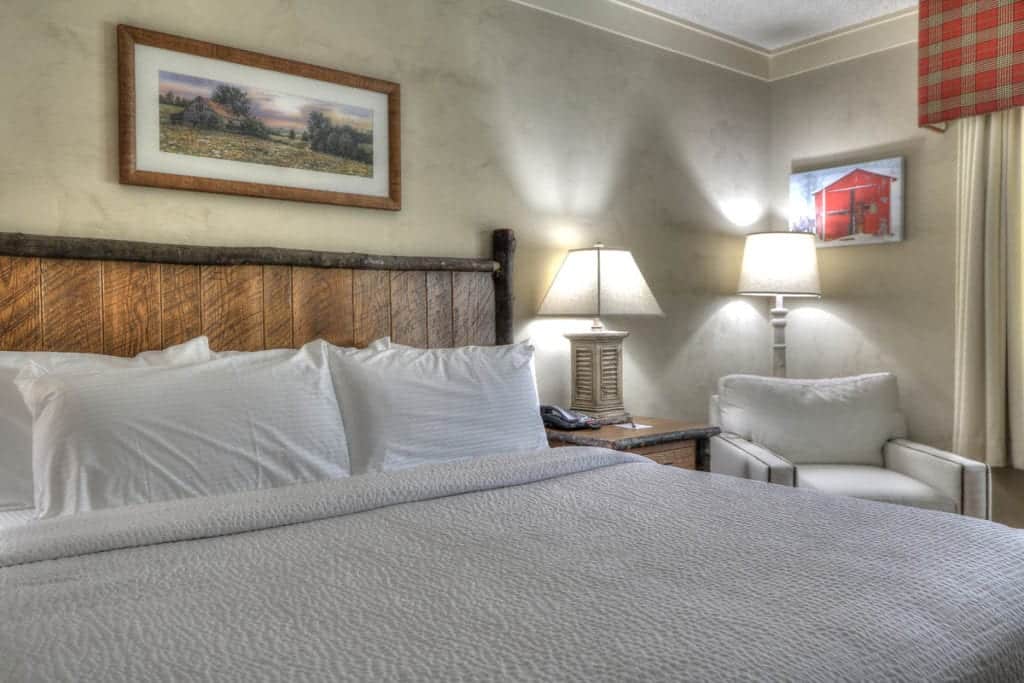 luxurious king bed in Sevierville hotel The Lodge at Five Oaks with two lamps