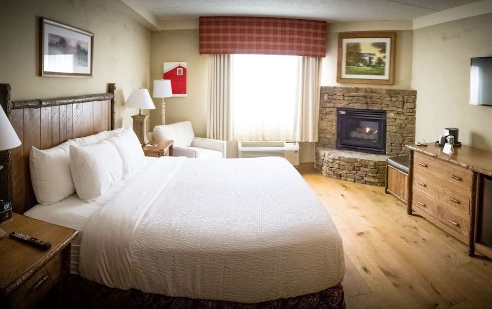 3 Reasons Couples Love to Stay at Our Hotel in Sevierville Tennessee