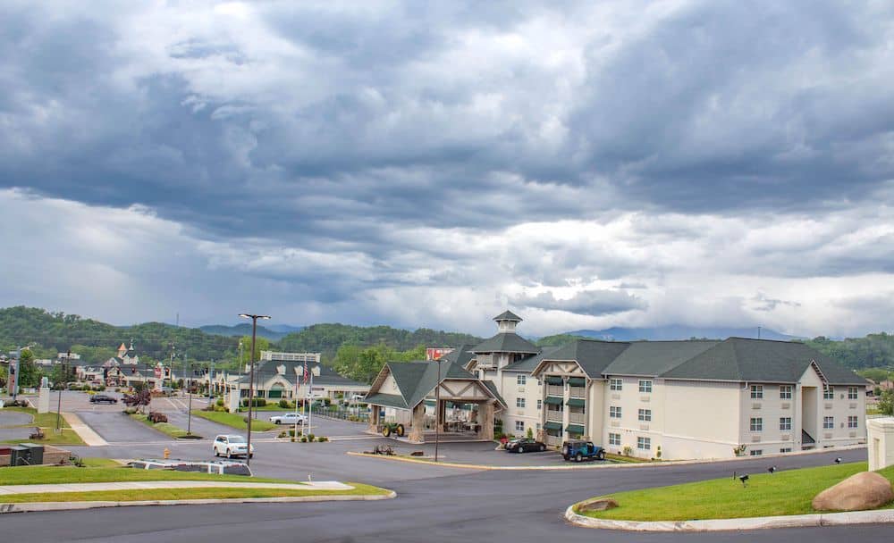 Professional Vloggers Enjoy a Stay at Our Sevierville Hotel